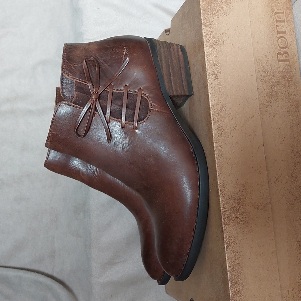 Ladies BOWLEN BORN booties size 8